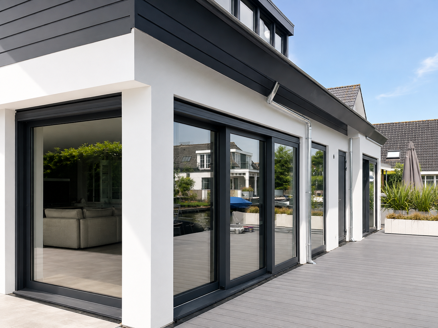 Moderne keuken met kookeiland na complete renovatie door Biernat